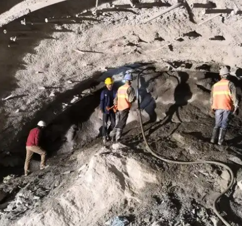 汤旺河拱顶带模注浆料的施工流程及注意事项